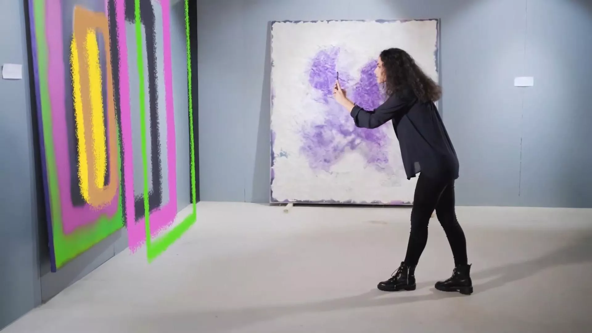 Les visiteurs qui utilisent l’application de réalité augmentée HistoriaVIVA pour explorer des œuvres d’art et des artefacts historiques de manière interactive.